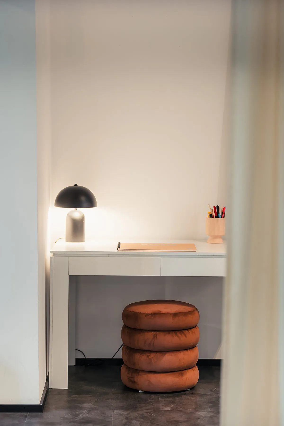 Requisiten und Möbel im KEDO Studio